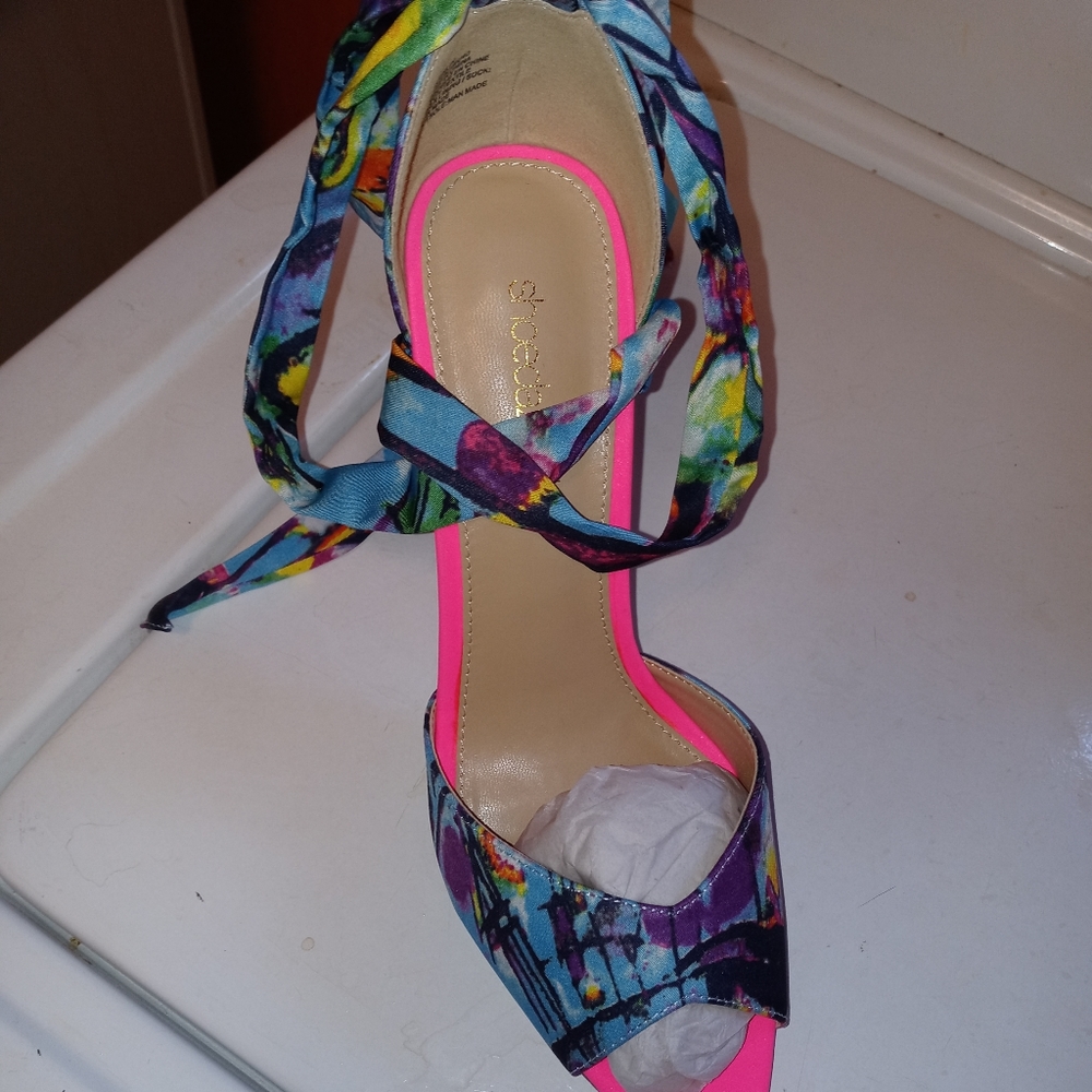 Beautiful never worn shoe dazzle shoes